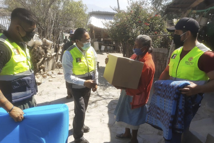 Lleva CEPC apoyos por temporada invernal a familias de El Carmen Tequexquitla @GobTlaxcala