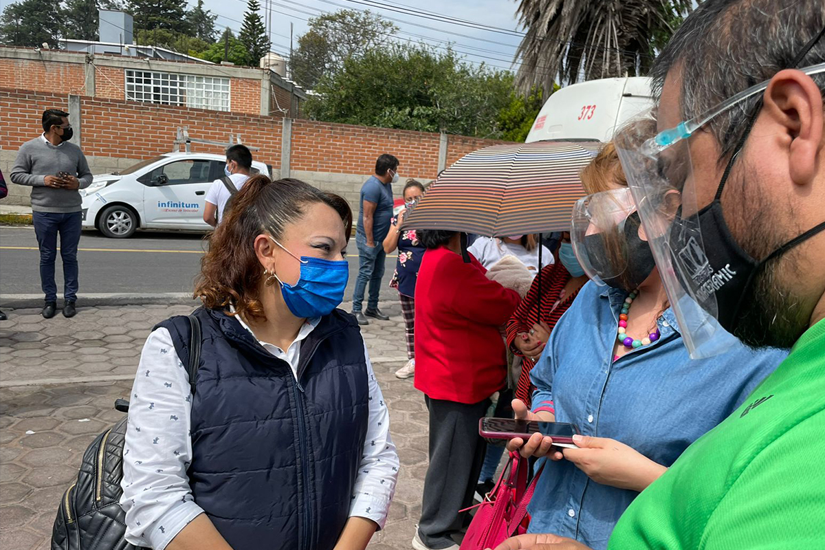 Claudia Pérez emite su voto en San Lucas Cuauhtelulpan; llama a los electores a votar razonadamente