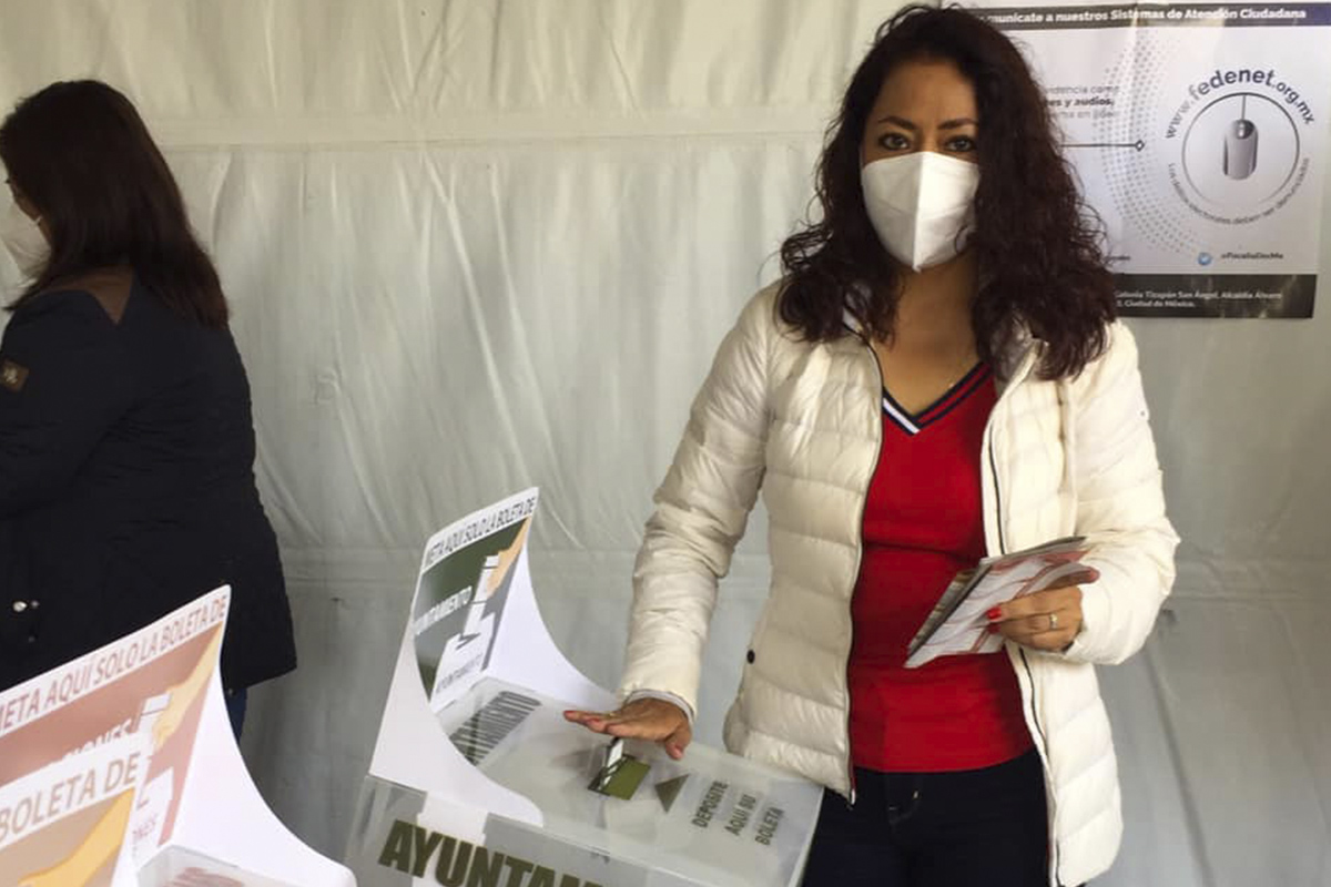 Mónica Rojas Grados participa en la democracia y ejerce su legítimo derecho electoral