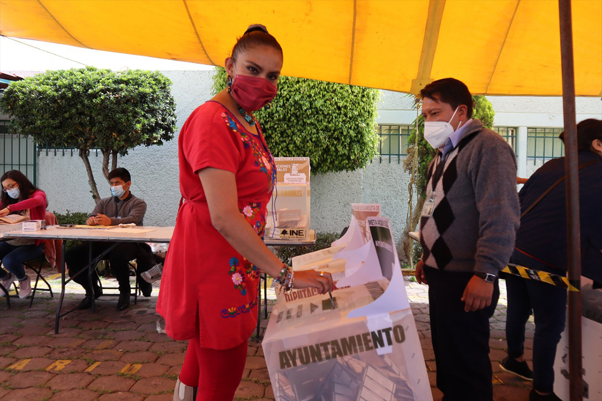 Emite Isela Suárez Flores su voto en Chiautempan