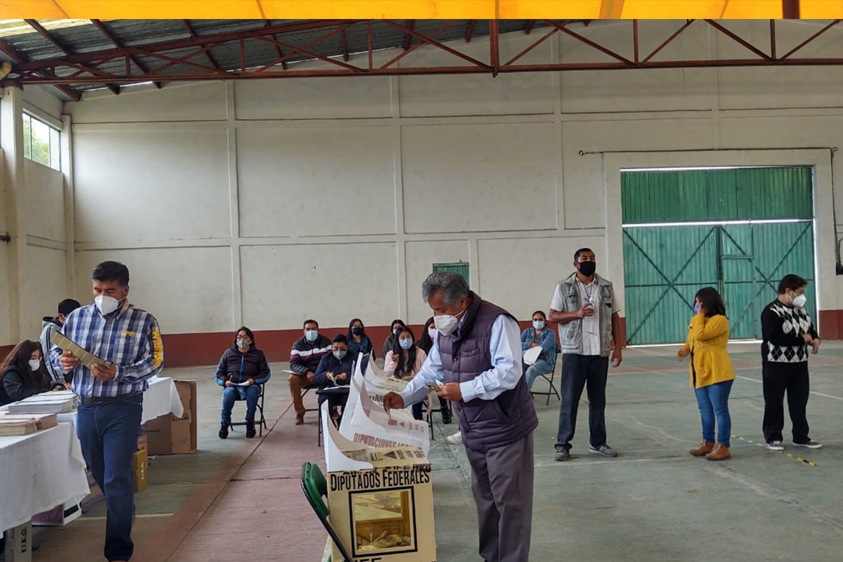Rafael Zambrano Cervantes emite su voto