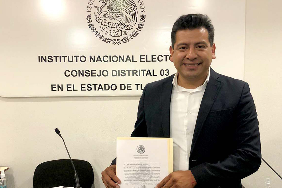 Recibe Carlos Augusto Pérez constancia de mayoría como Diputado Federal