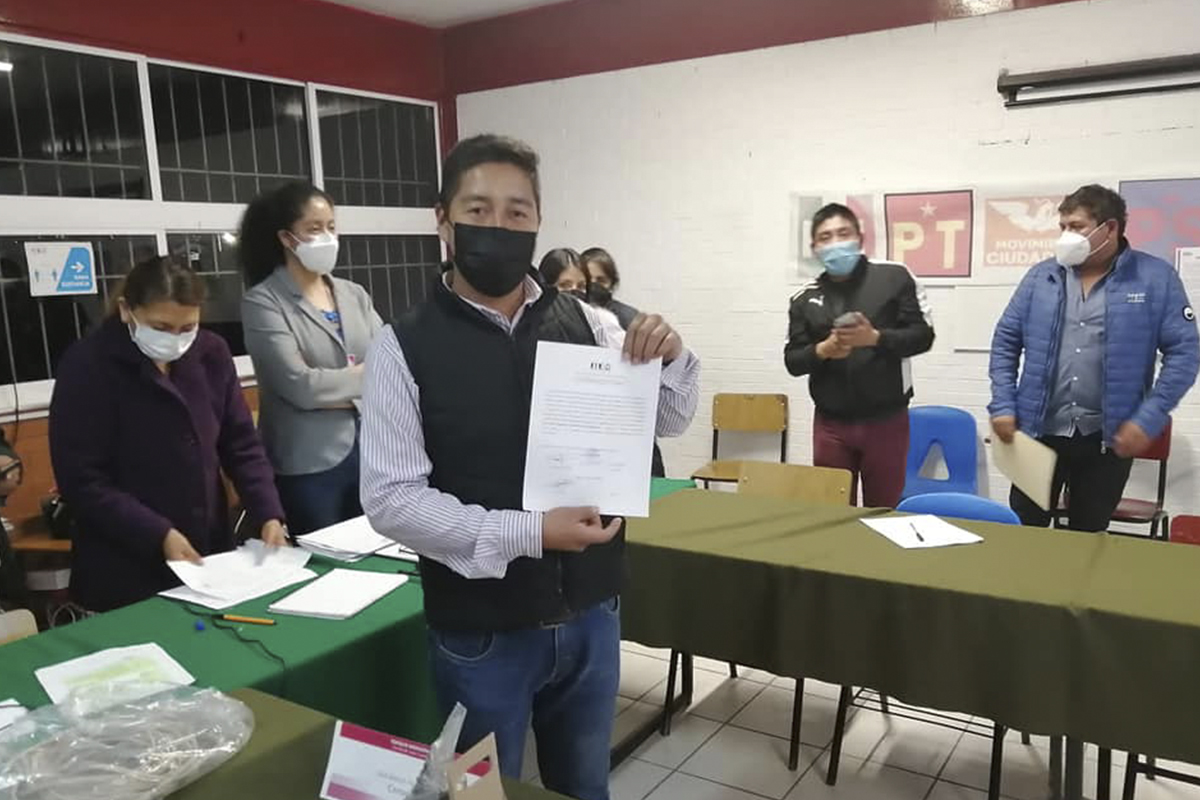 Elías Teomitzi Mendoza recibe constancia de mayoría y validez de la elección por parte del ITE