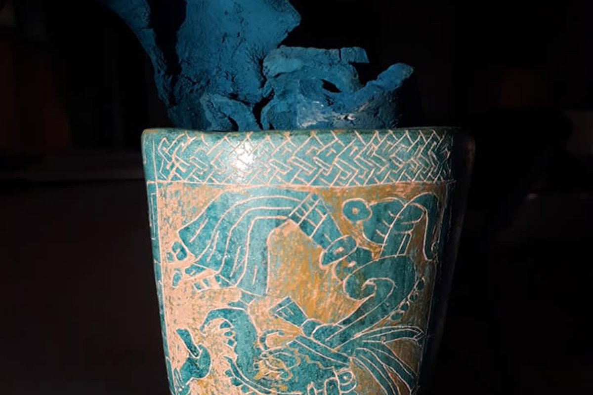 Luis May Ku, el ceramista yucateco que recrea el azul maya, el pigmento prehispánico icónico de la región