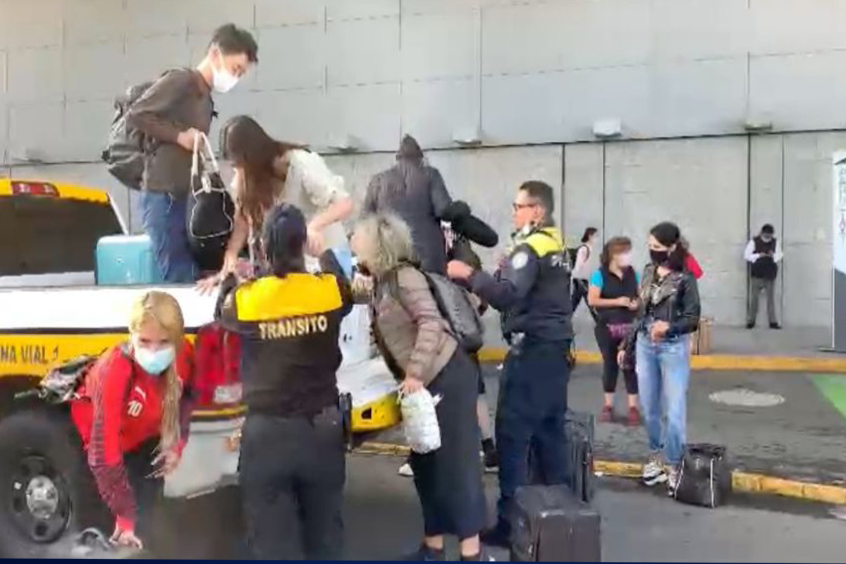 Manifestantes bloquean acceso a terminal 1 del AICM; además hay encharcamientos en la zona