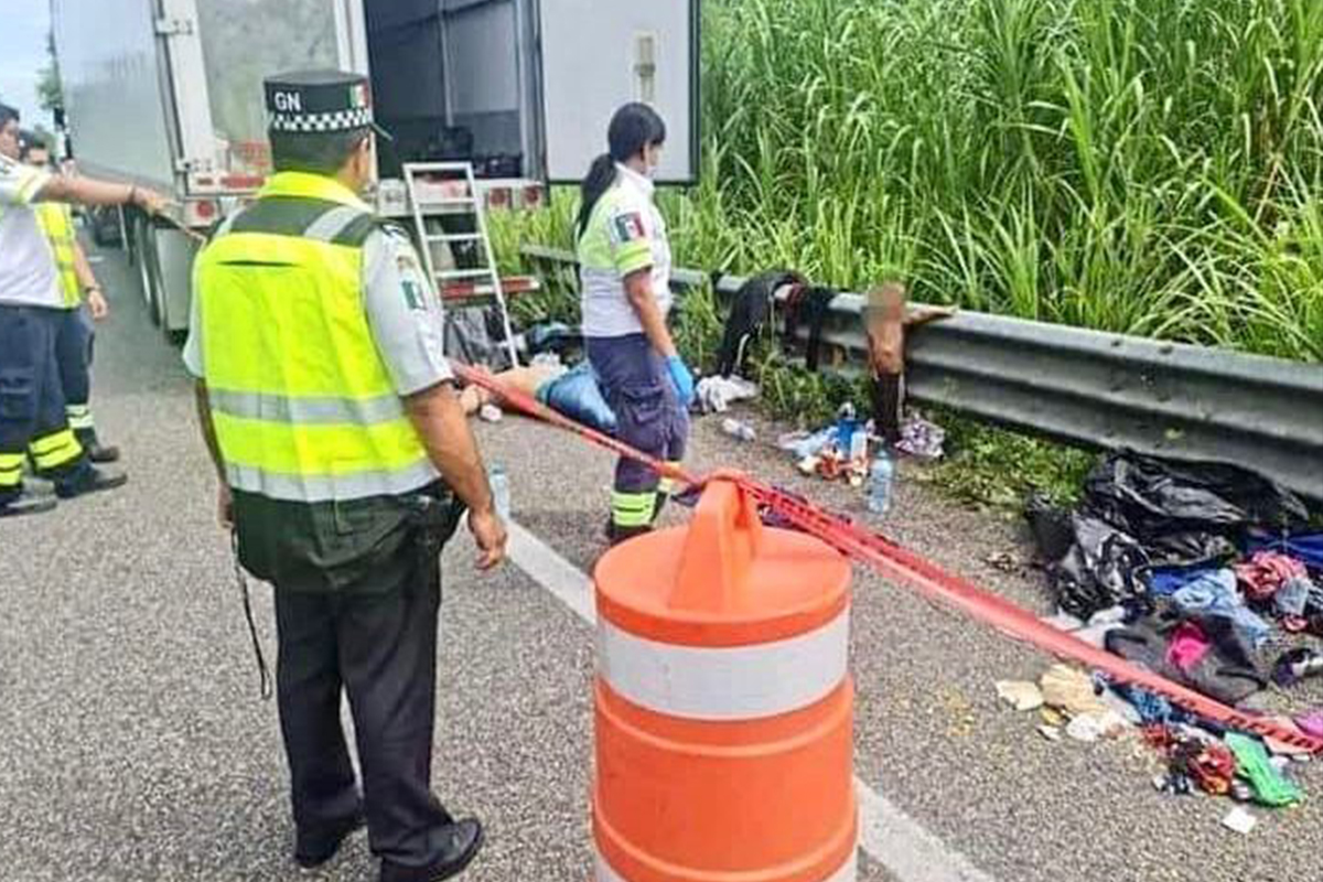 Muere asfixiado migrante que viajaba en caja de tráiler