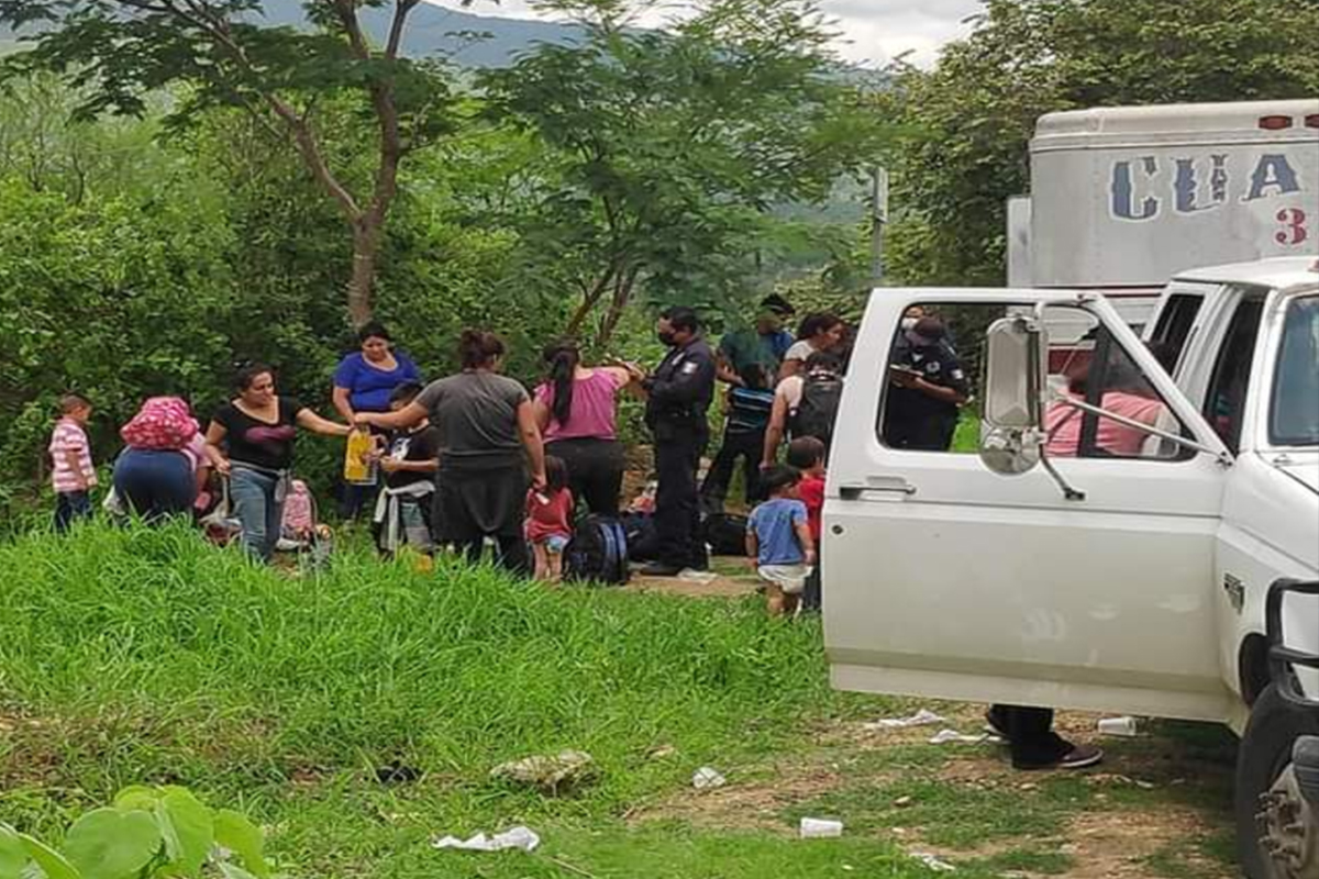 Huyeron 71 migrantes en Jalpan; 19 fueron resguardados por el INM