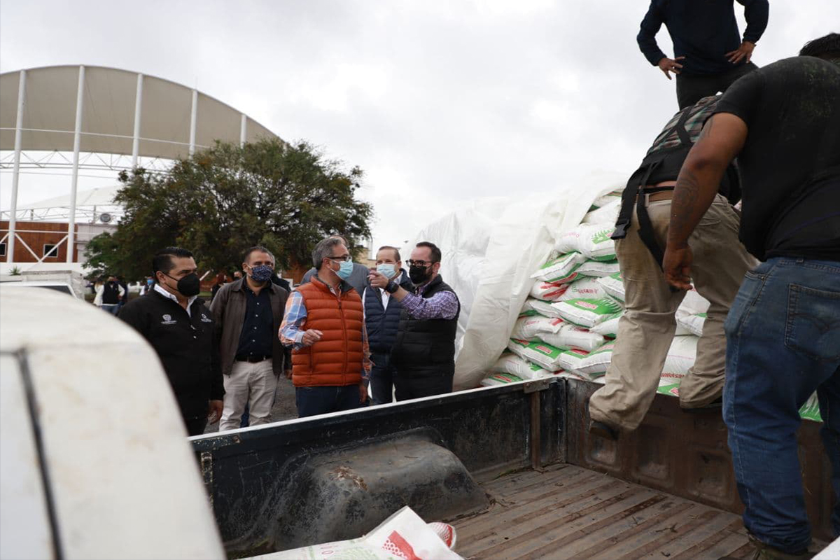 Entrega Miguel Parrodi apoyos a productores apícolas y agropecuarios