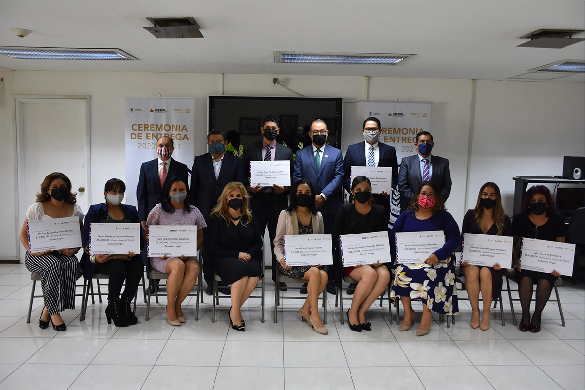 Entregan el Premio Estatal al desempeño profesional docente en Querétaro