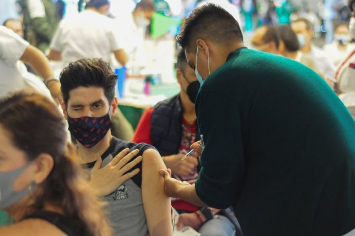 Treintones son más sensibles a las vacunas con reacciones leves; mayores a 60 con graves