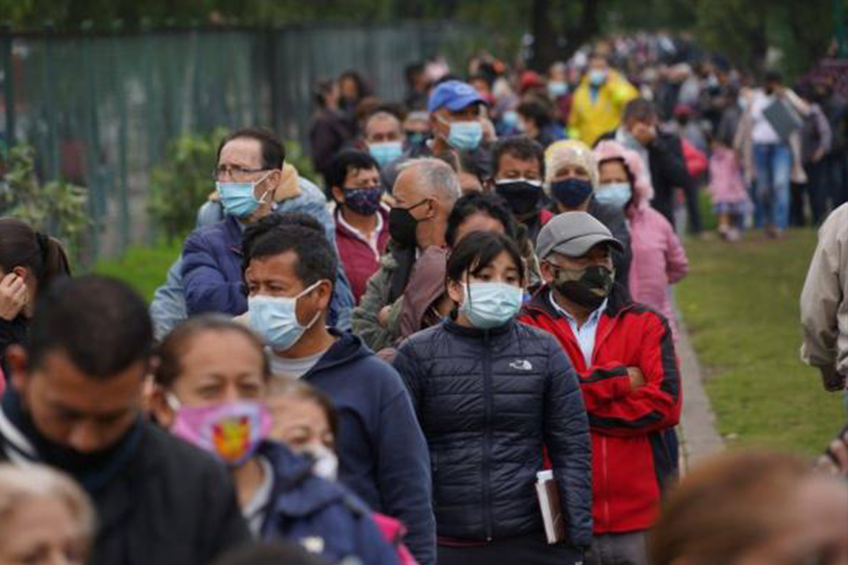 Duranguenses esperan vacuna anticovid en fila equivocada por más de 3 horas