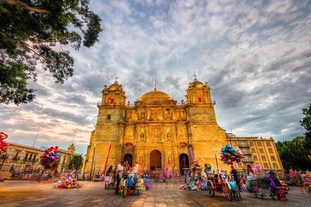 La bella ciudad de Oaxaca de Juárez y el artista Porfirio Juárez