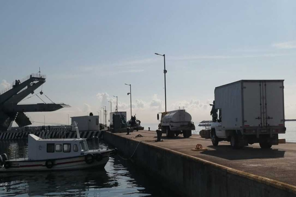 En Veracruz, cargan buque de la Semar con ayuda humanitaria para Haití