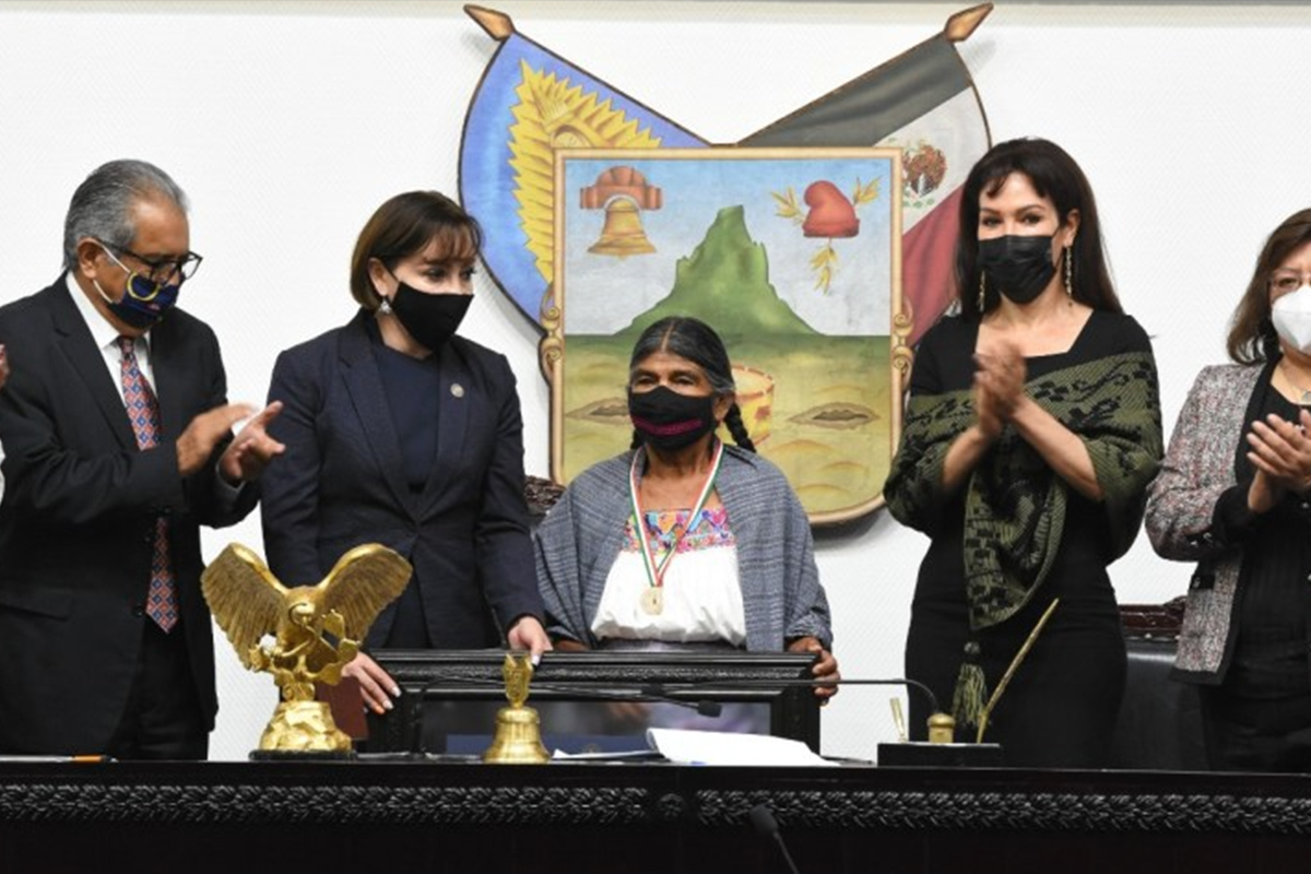 Congreso de Hidalgo entrega presea a artesana de Chilcuautla