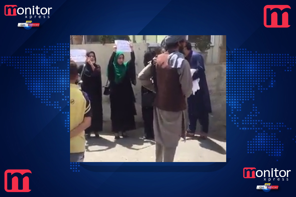 Protestan cuatro mujeres en Kabul tras la llegada de los talibanes: VIDEO