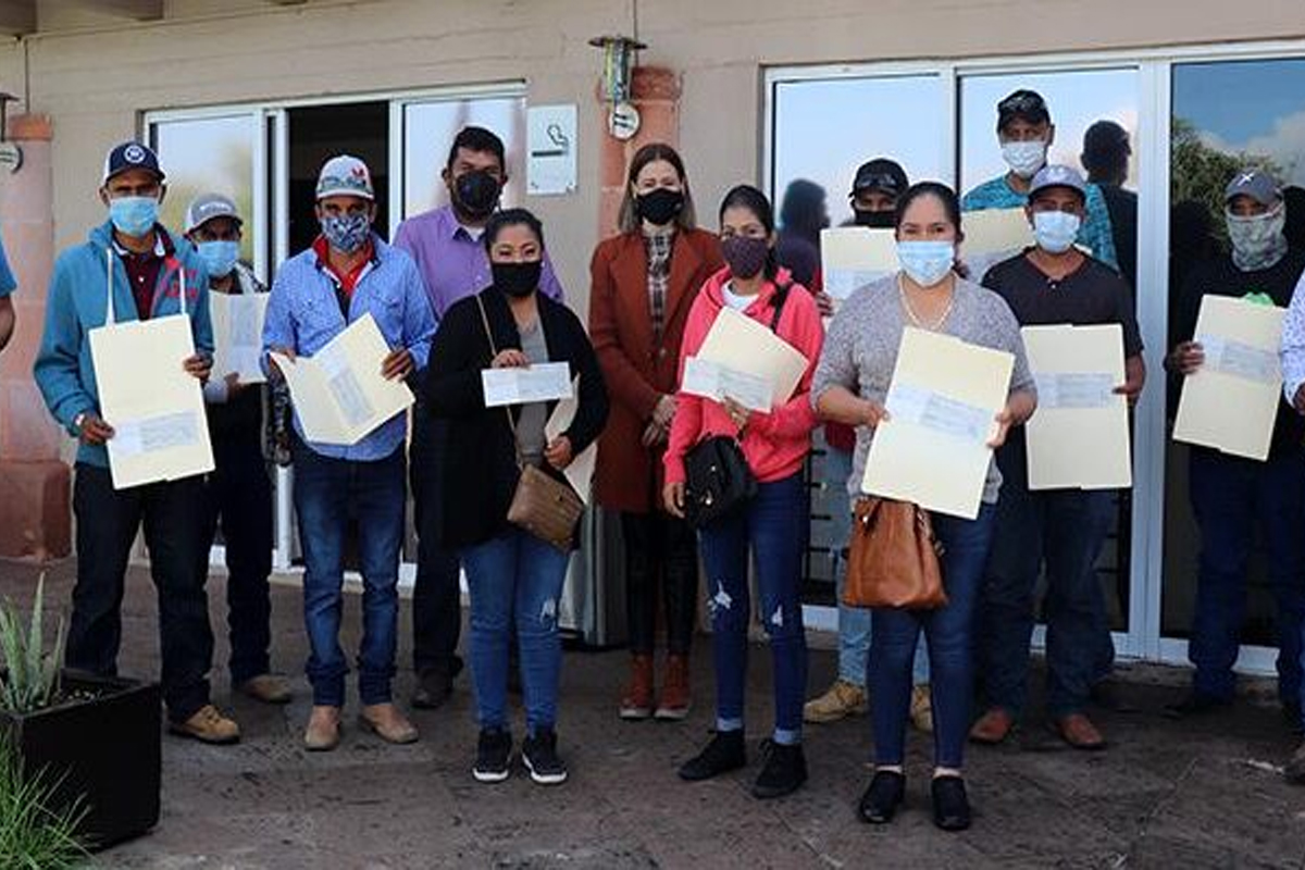 Entrega gobierno de Tello apoyos económicos a deportados y repatriados de EUA entre 2020 y 2021