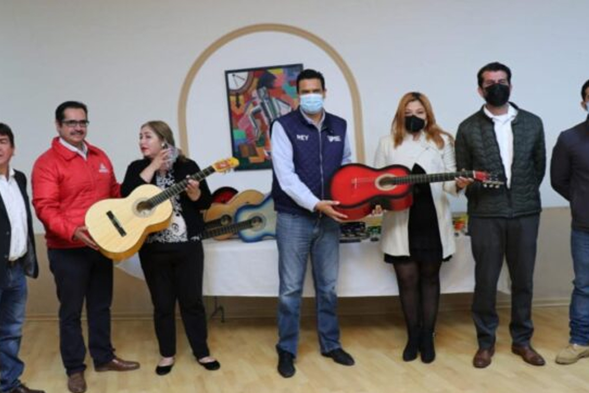 Dona SEDIF instrumentos musicales al Centro Bilingüe de las Artes Migrantes Ave Fénix, en Calera