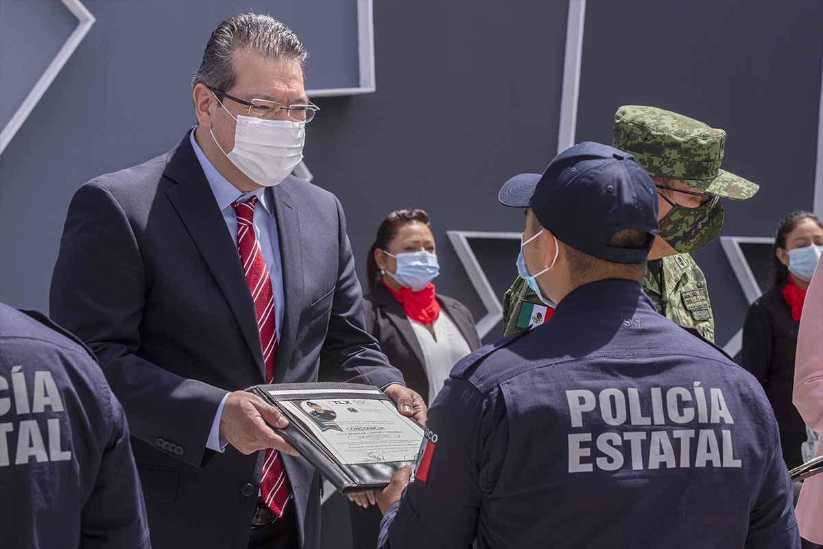 Marco Mena encabeza graduación de cadetes de SSC y certificación de cuerpos de seguridad