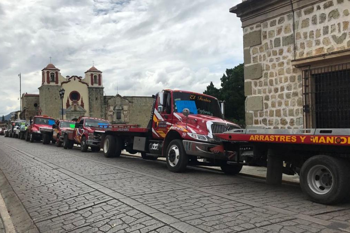 Operadores de grúas bloquearon el Palacio Municipal de Oaxaca de Juárez; exigen convenio con ayuntamiento