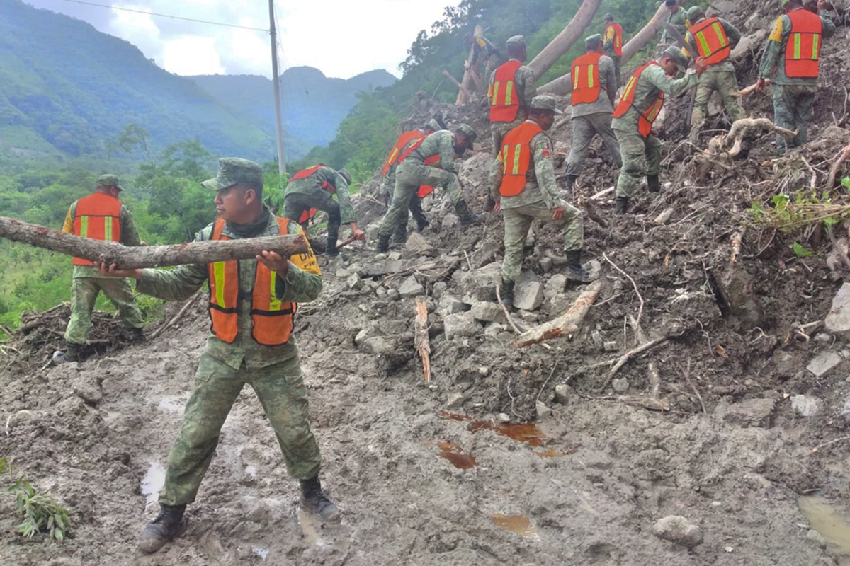 Siguen incomunicadas 3 mil personas en Hidalgo