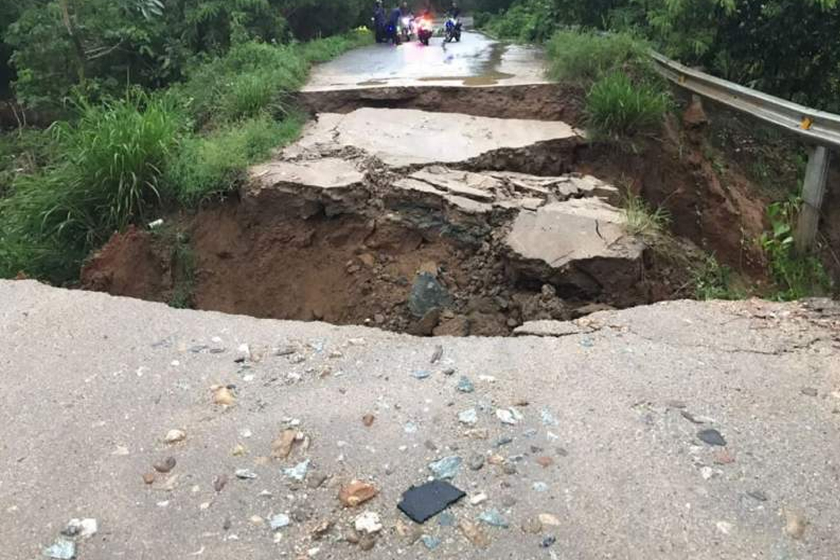 Lluvias destrozan una carretera en la Costa de Oaxaca