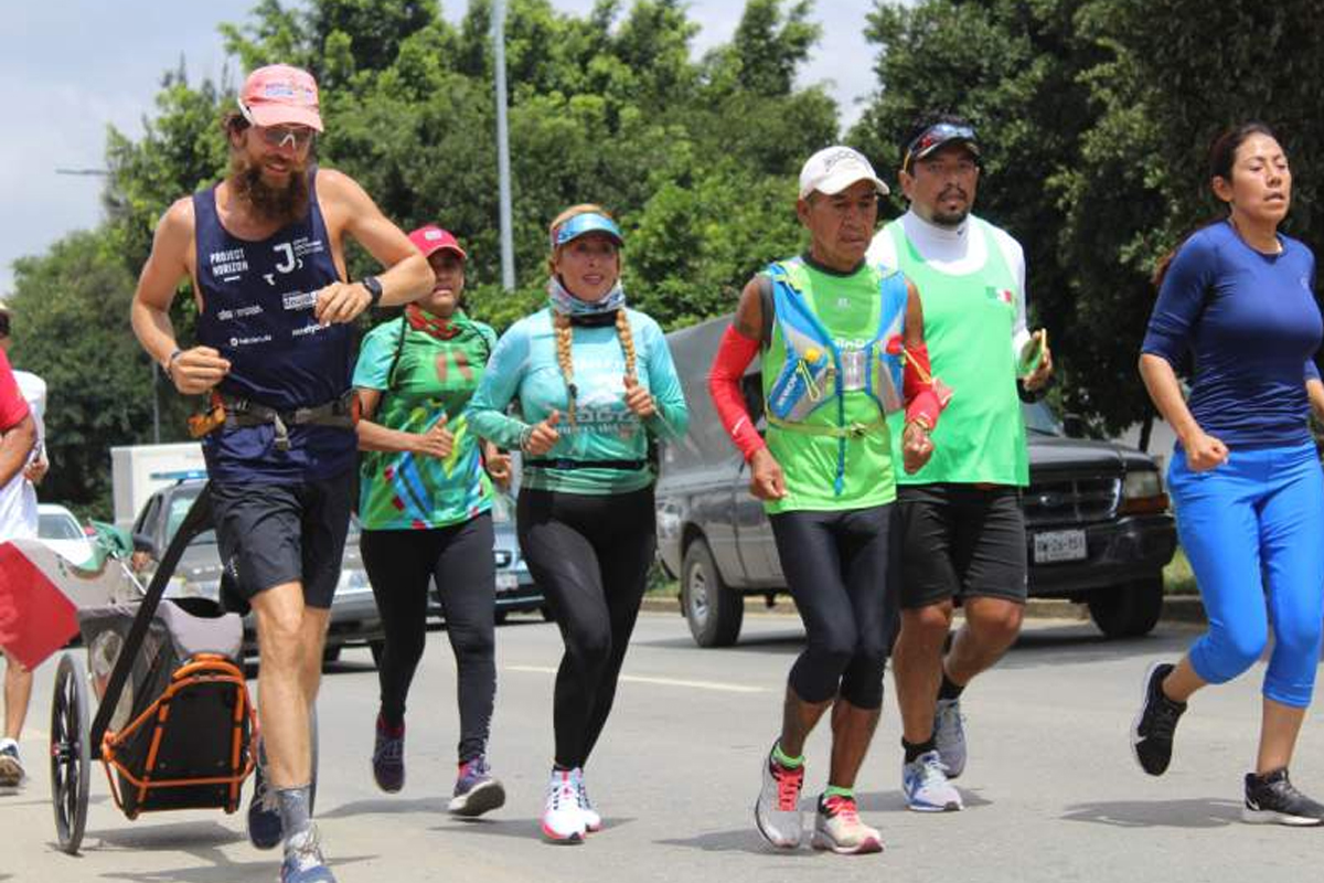 Ultramatonista oaxaqueño de la PABIC corre junto a “Forest Gump” en su paso por Oaxaca