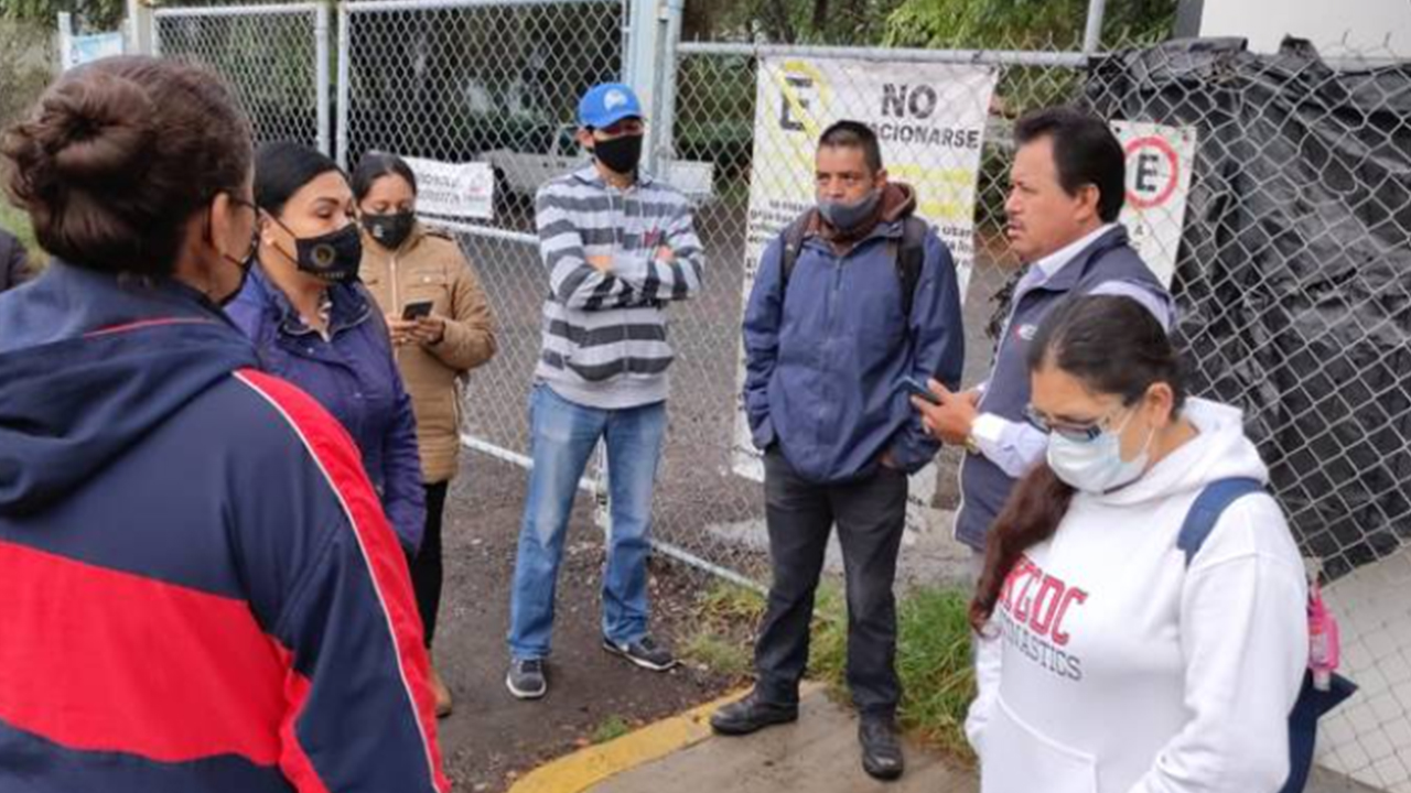 Bloquean padres de familia la vía de acceso de la SEPH