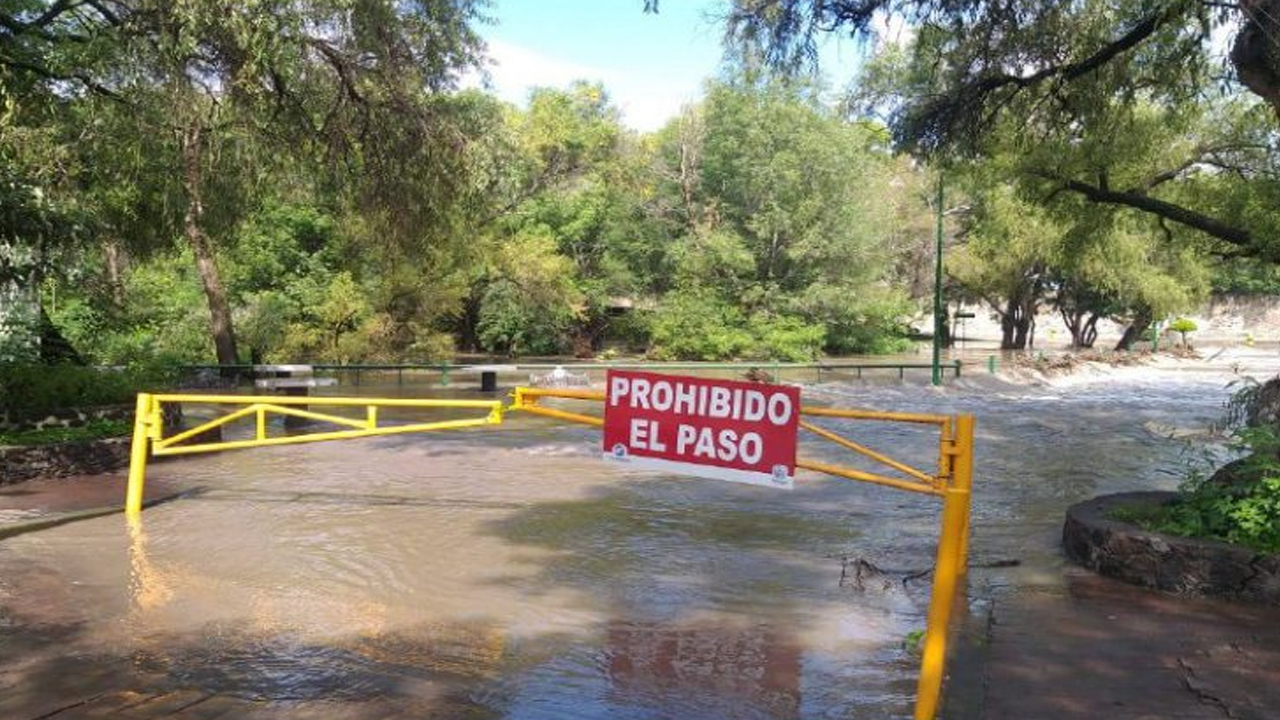 Alertan por creciente de río en San Juan Querétaro