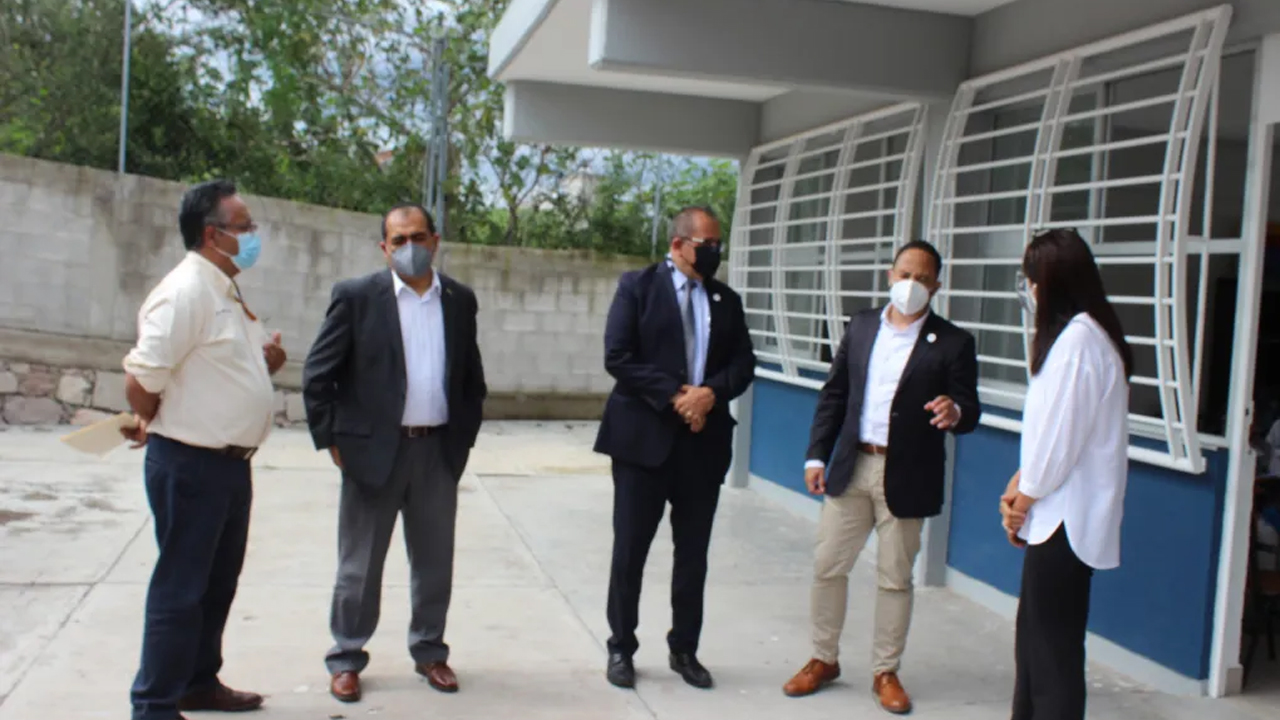 Visita Secretario de Educación de Guanajuato escuelas para dialogar con docentes, estudiantes y padres de familia