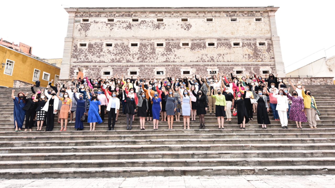 Encabezan mujeres guanajuatenses la firma simbólica del acta de Independencia