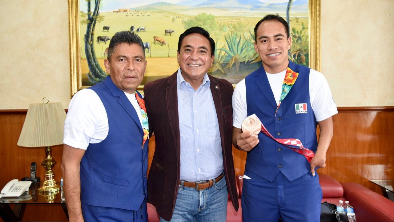 Se reúne Jorge Corichi con Leonardo de Jesús Pérez Juárez, medallista de bronce en Juegos Paralímpicos de Tokio 2021