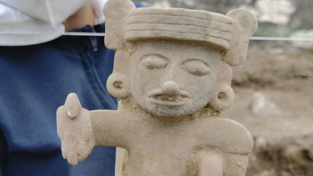 El INAH descubre escalinata original y ofrenda con dos figurillas masculinas en la Zona Arqueológica de Xochitécatl, en Tlaxcala