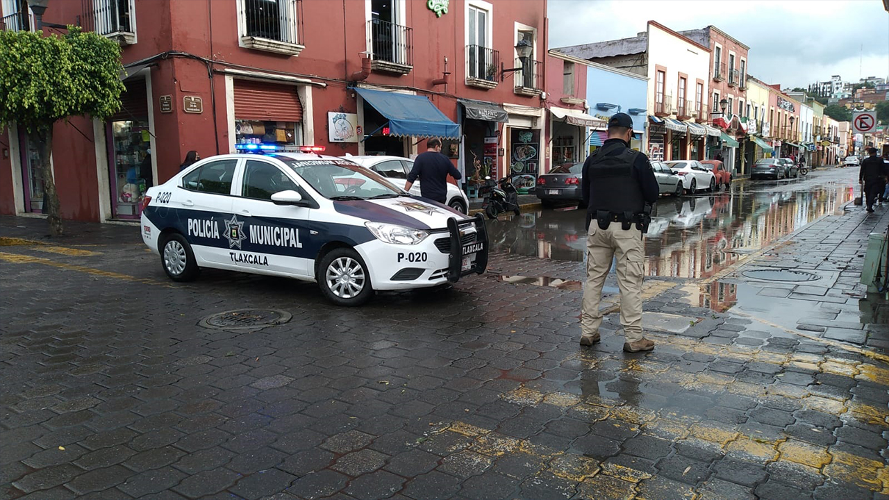 Atiende Ayuntamiento de Tlaxcala obstrucción de coladeras en calles de la capital