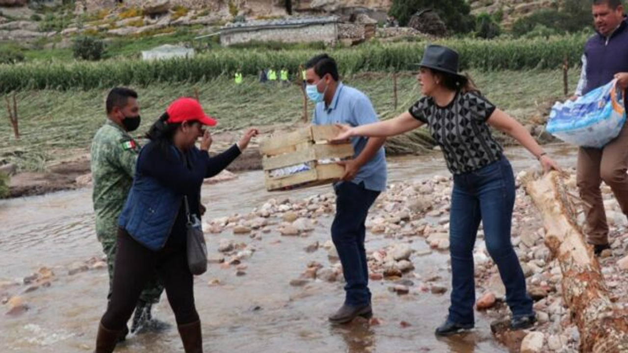 Lleva Sara Hernández más de 12 toneladas de víveres a familias de Genaro Codina y Cuauhtémoc