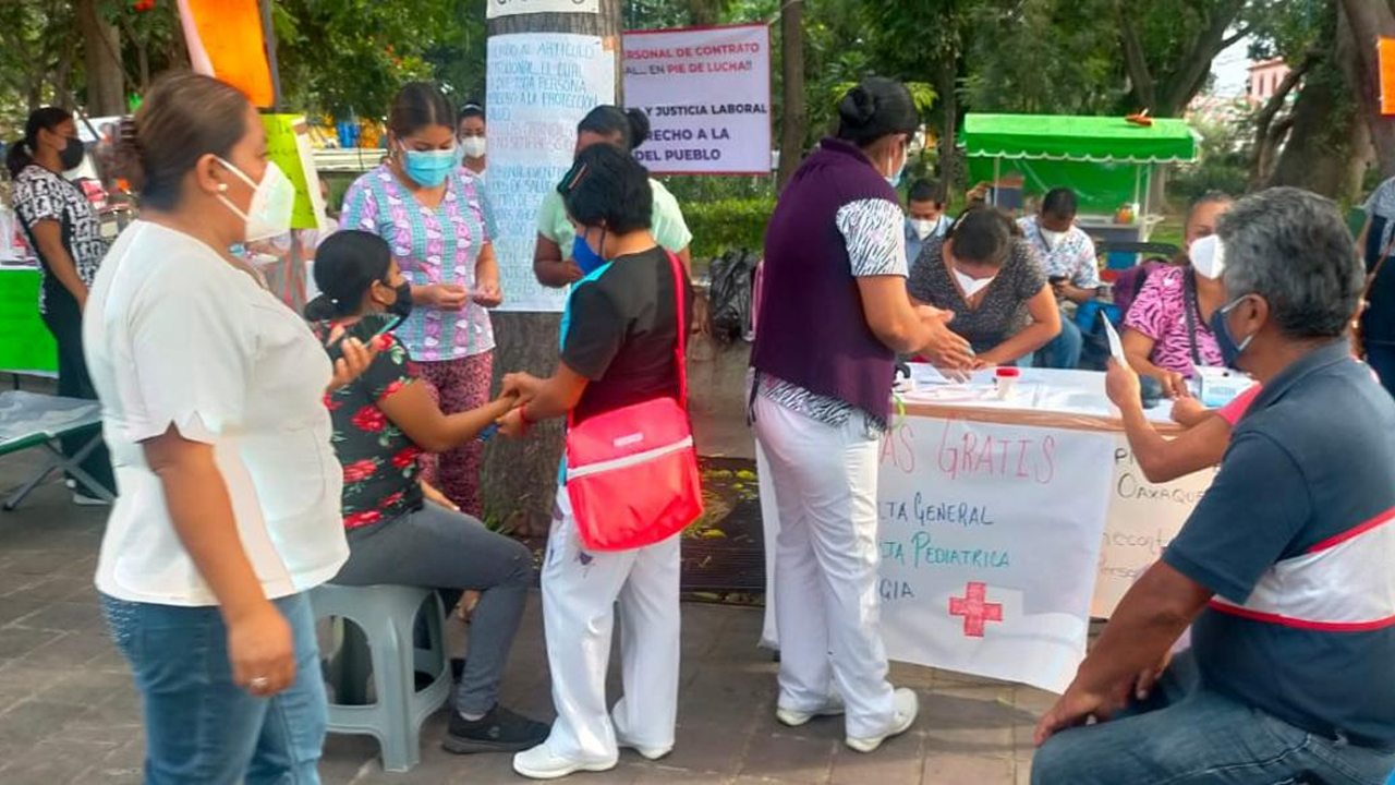 Médicos de Oaxaca protestan por despidos y ofrecen consultas gratuitas