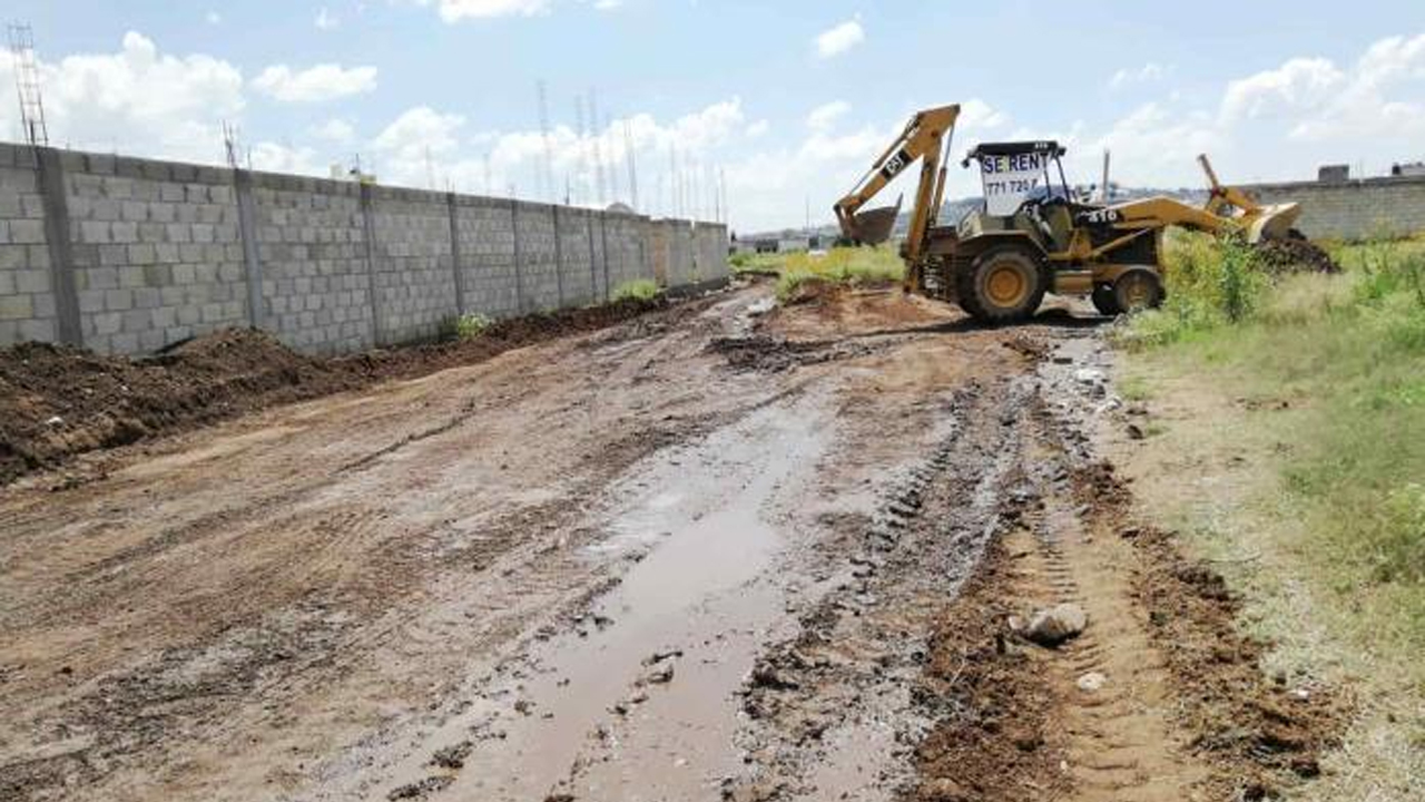 Con su dinero, vecinos de Pachuca arreglan vialidades para evitar inundaciones