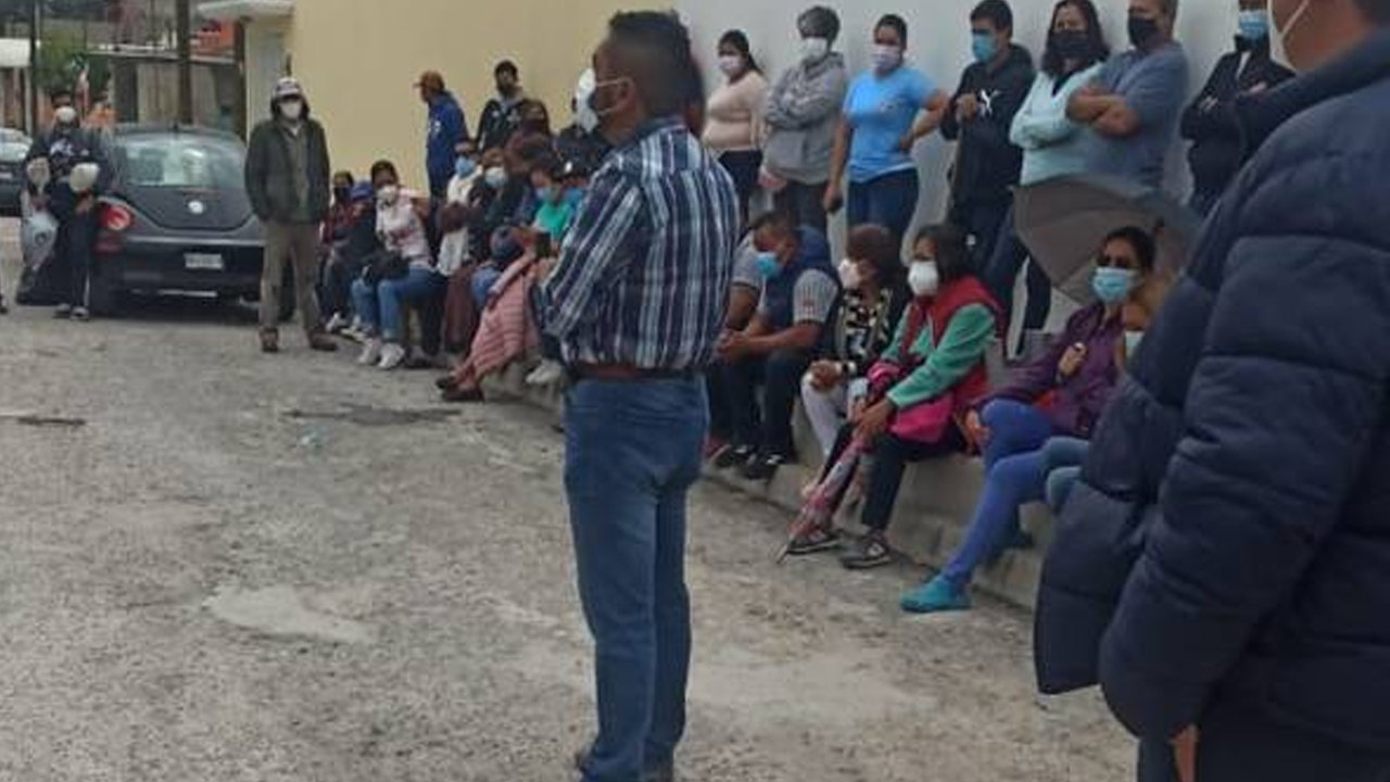 Vecinos retienen a regidor en colonia de Tula