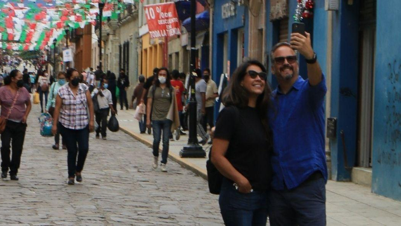 Atraídos por el Día de Muertos, llegan los primeros turistas a Oaxaca