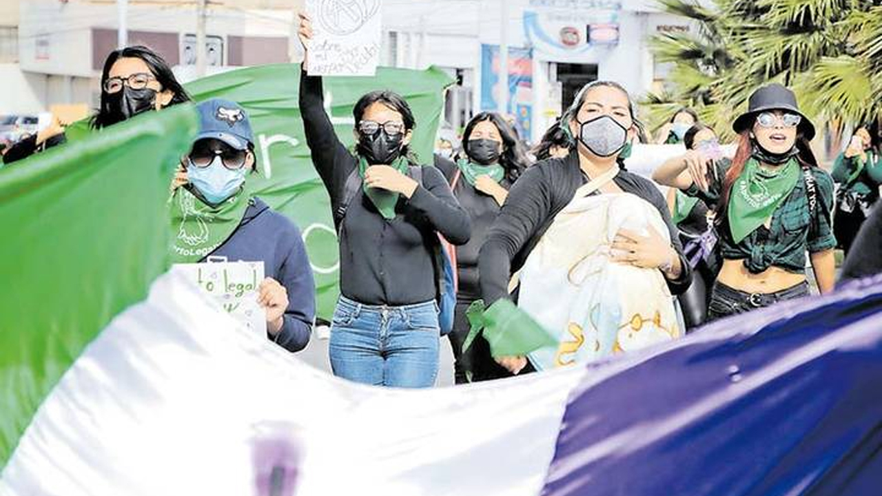 Medio millar de feministas marchan en Zacatecas