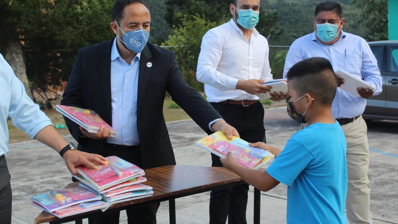 SEG entrega útiles escolares en el Noreste