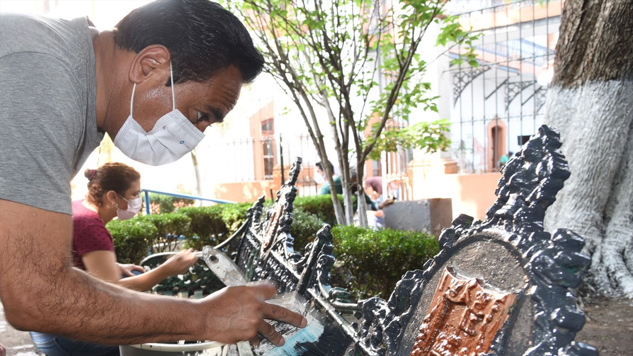 Realizan trabajadores del Ayuntamiento de Tlaxcala jornada de limpieza y pintura en la sede de la Presidencia Municipal