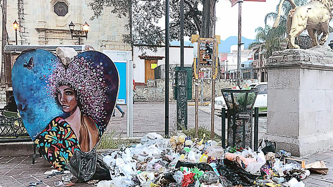 Oaxaca, la Verde Antequera, luce sus calles repletas de basura