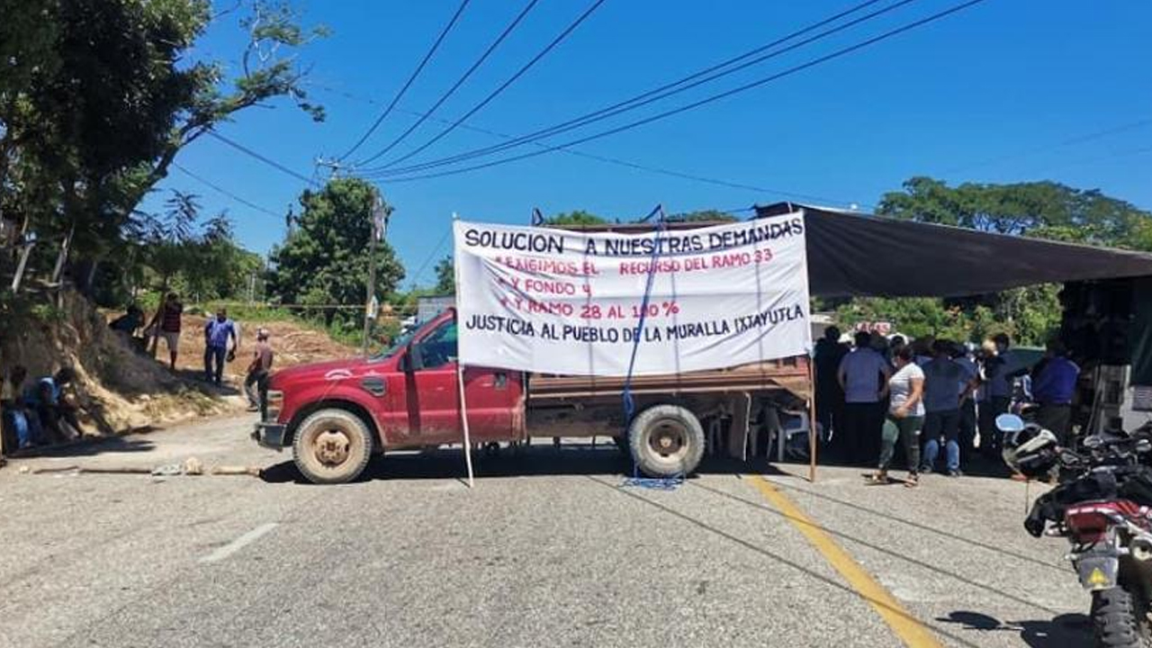 Exigen pobladores de Pinotepa de Oaxaca la entrega de recursos