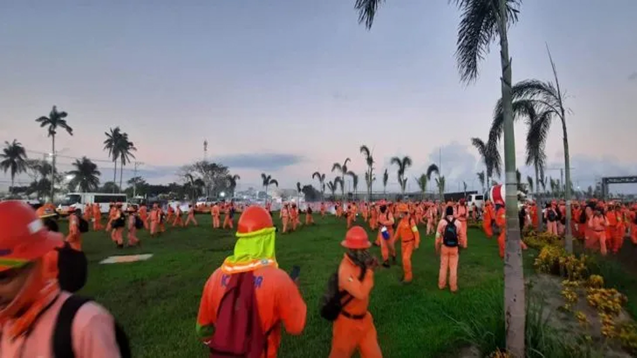 Y en Dos Bocas: reprimen protesta de trabajadores de la refinería: VIDEOS