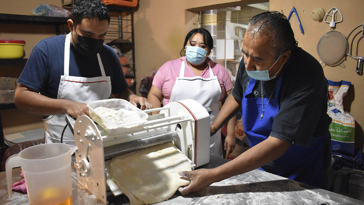 Titular de SEDESU visitó micro empresas en Colón