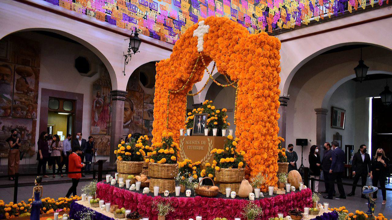 Inauguran autoridades altar de muertos en el Palacio de la Corregidora