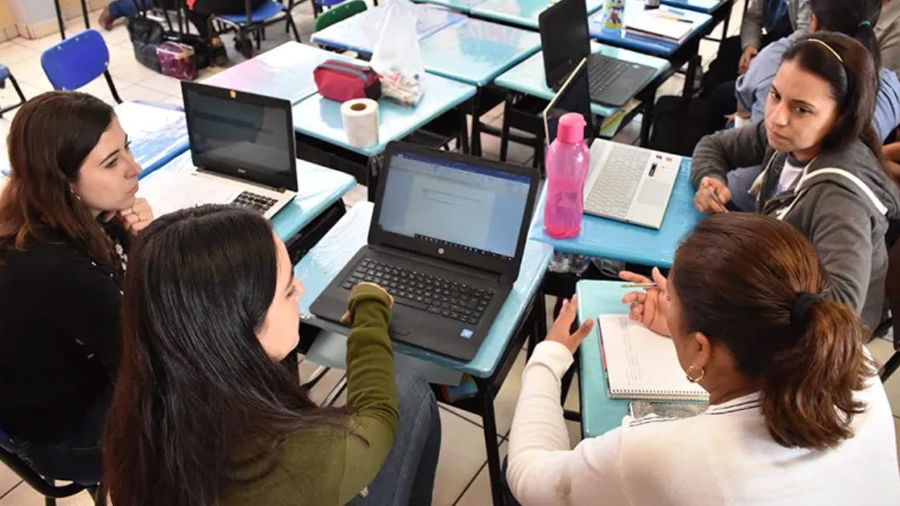 Sesiona Consejo Técnico Escolar en Educación Básica