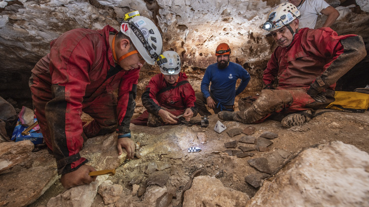 Arqueólogos localizan canoa prehispánica en un cenote durante proyecto del Tren Maya