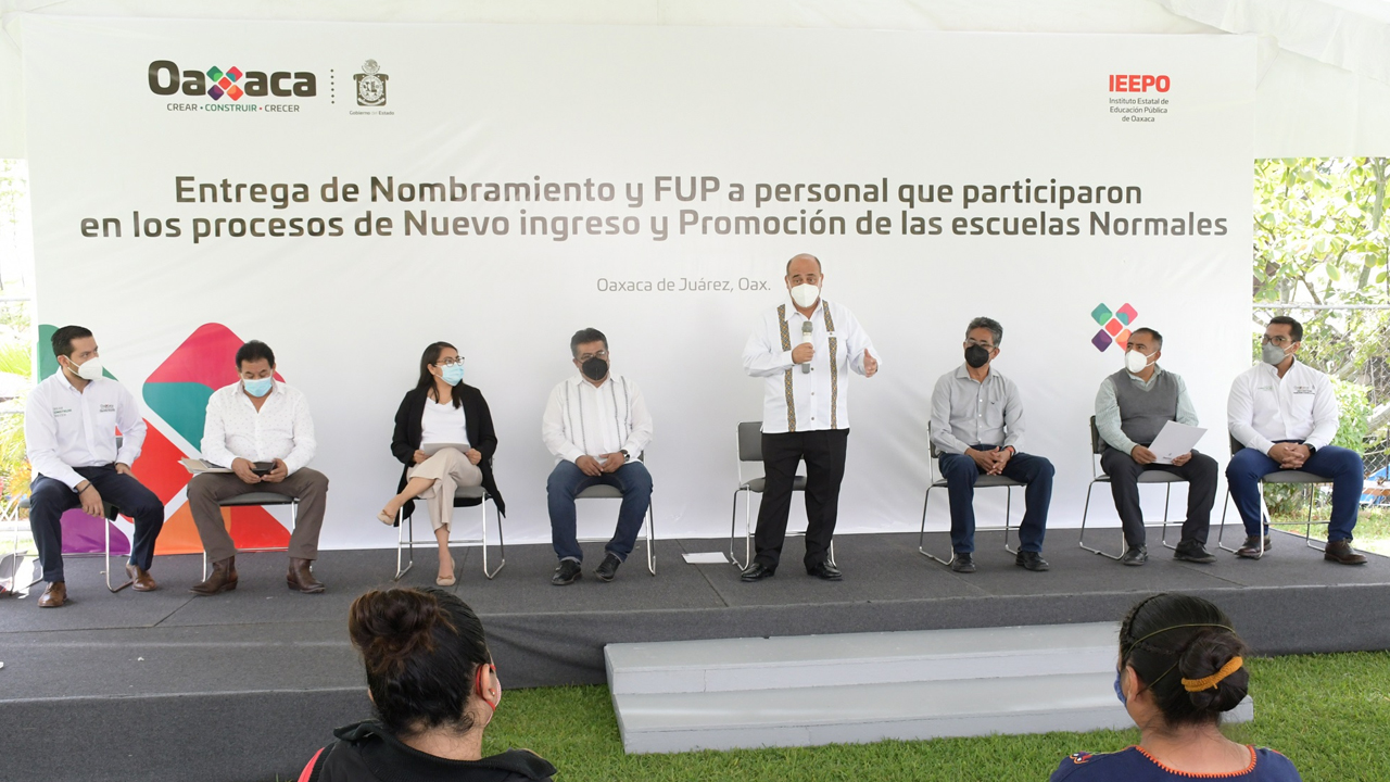 Entrega IEEPO órdenes de adscripción y Formatos Únicos de Personal a docentes