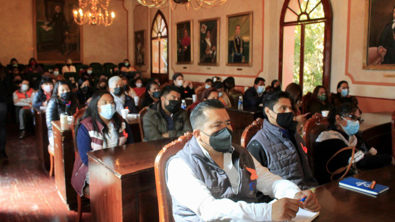 Dictan conferencias contra la violencia hacia las mujeres